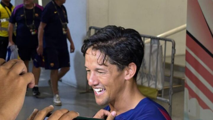 Irfan Bachdim Tukar Jersei dengan Rivaldo usai Pertandingan, Momen Pertemuan Dua Generasi Sepak Bola