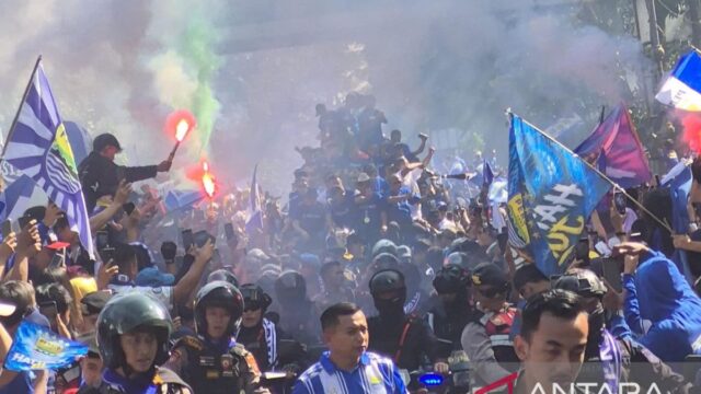 Ratusan Ribu Bobotoh Padati Bandung untuk Rayakan Tiga Gelar Beruntun Persib