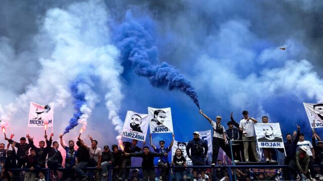 Persib Larang Bobotoh Nyalakan Flare saat Laga Pamungkas demi Menjaga Keamanan Stadion