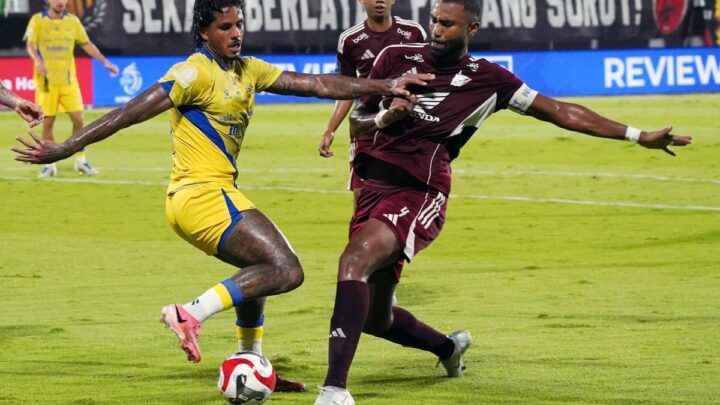 Persib Bandung menang 2-1 atas PSM Makassar lewat laga dramatis