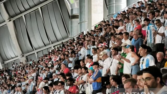 Suporter Timnas Inggris dan Argentina Saling Bersahutan Menyanyikan Lagu Kebangsaan