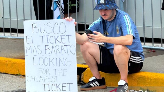 Suporter Pemburu Tiket Menanti Keberuntungan di Stadion Mercedes-Benz