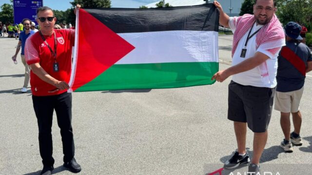 Bendera Palestina Berkibar di Stadion Boston saat Laga Berlangsung, Sorot Perhatian Penonton