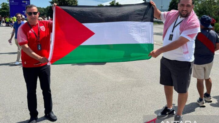 Bendera Palestina Berkibar di Stadion Boston saat Laga Berlangsung, Sorot Perhatian Penonton