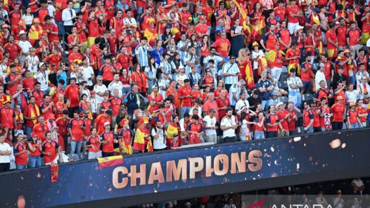 Suporter Spanyol Rayakan Gelar Juara Dunia, Nama Messi Ikut Disinggung