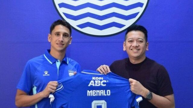 Luka Menalo Terkesan Melihat Dukungan Bobotoh di Latihan Persib