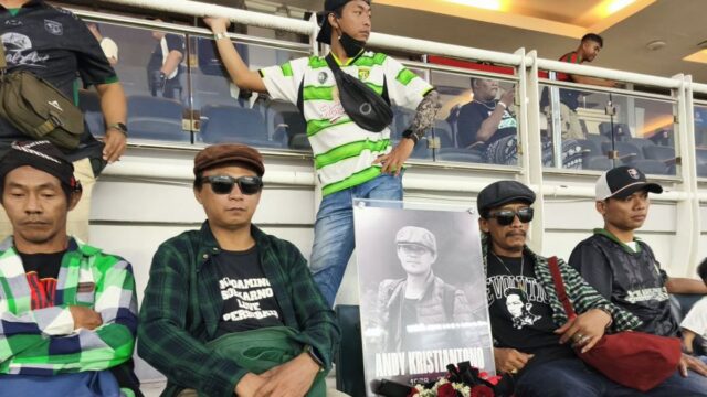 Persebaya Beri Tribute untuk Andi Peci di Anniversary Game