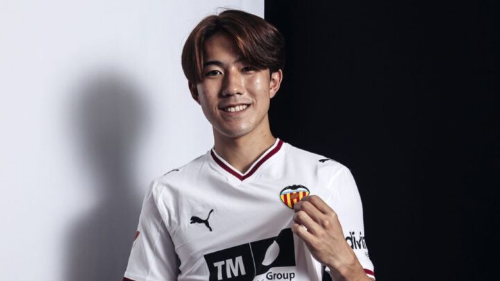 Valencia resmikan kedatangan gelandang Ryunosuke Sato untuk memperkuat tim musim ini