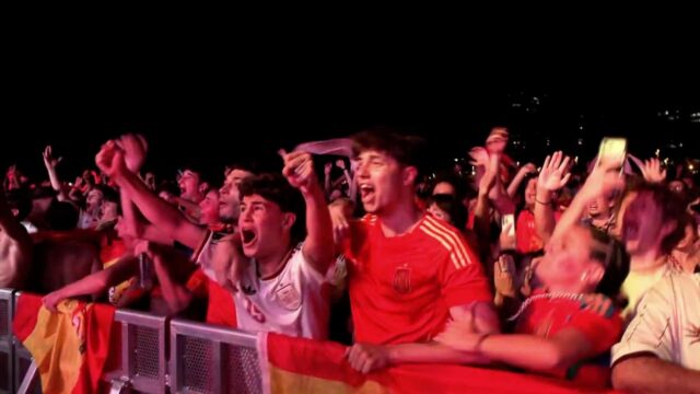 Warga Barcelona Rayakan Kemenangan Spanyol atas Argentina dengan Pawai di Pusat Kota