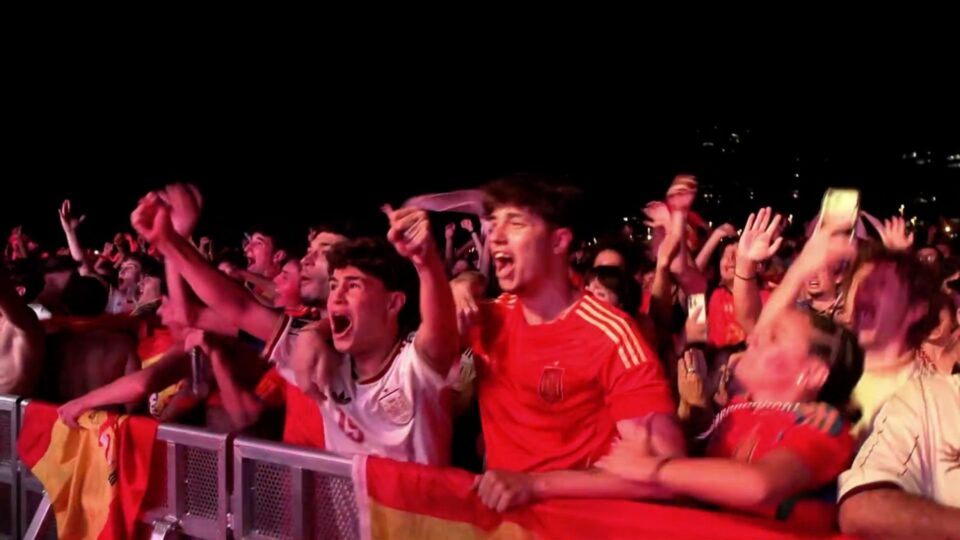 Warga Barcelona Rayakan Kemenangan Spanyol atas Argentina dengan Pawai di Pusat Kota