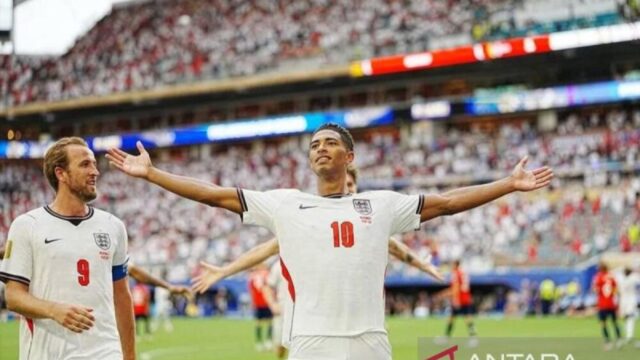 Sheringham Ingatkan Inggris Waspadai Gaya Bermain Keras Bek-Bek Argentina