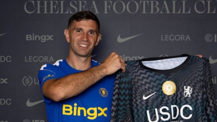 Chelsea Resmi Tuntaskan Transfer Emiliano Martinez dari Aston Villa